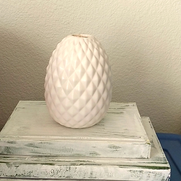 White pinecone pattern ceramic Flower Vase - Picture 3 of 10